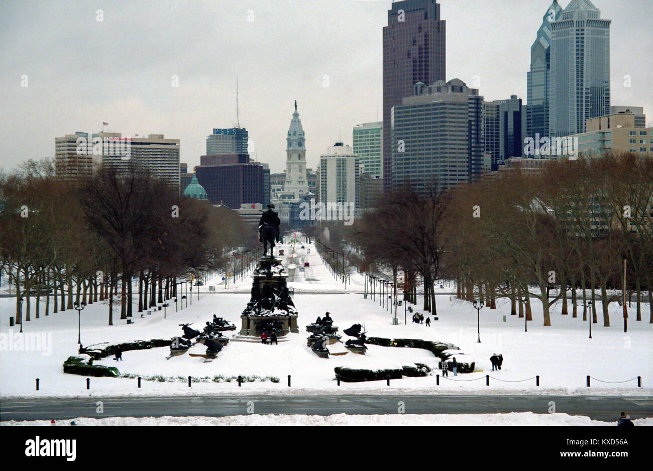 Schnee auf Eakings Oval und Benjamin Franklin Parkway, von den Stufen des Philadelphia Museum der Kunst gesehen, mit Rathaus und die Skyline Stockfoto