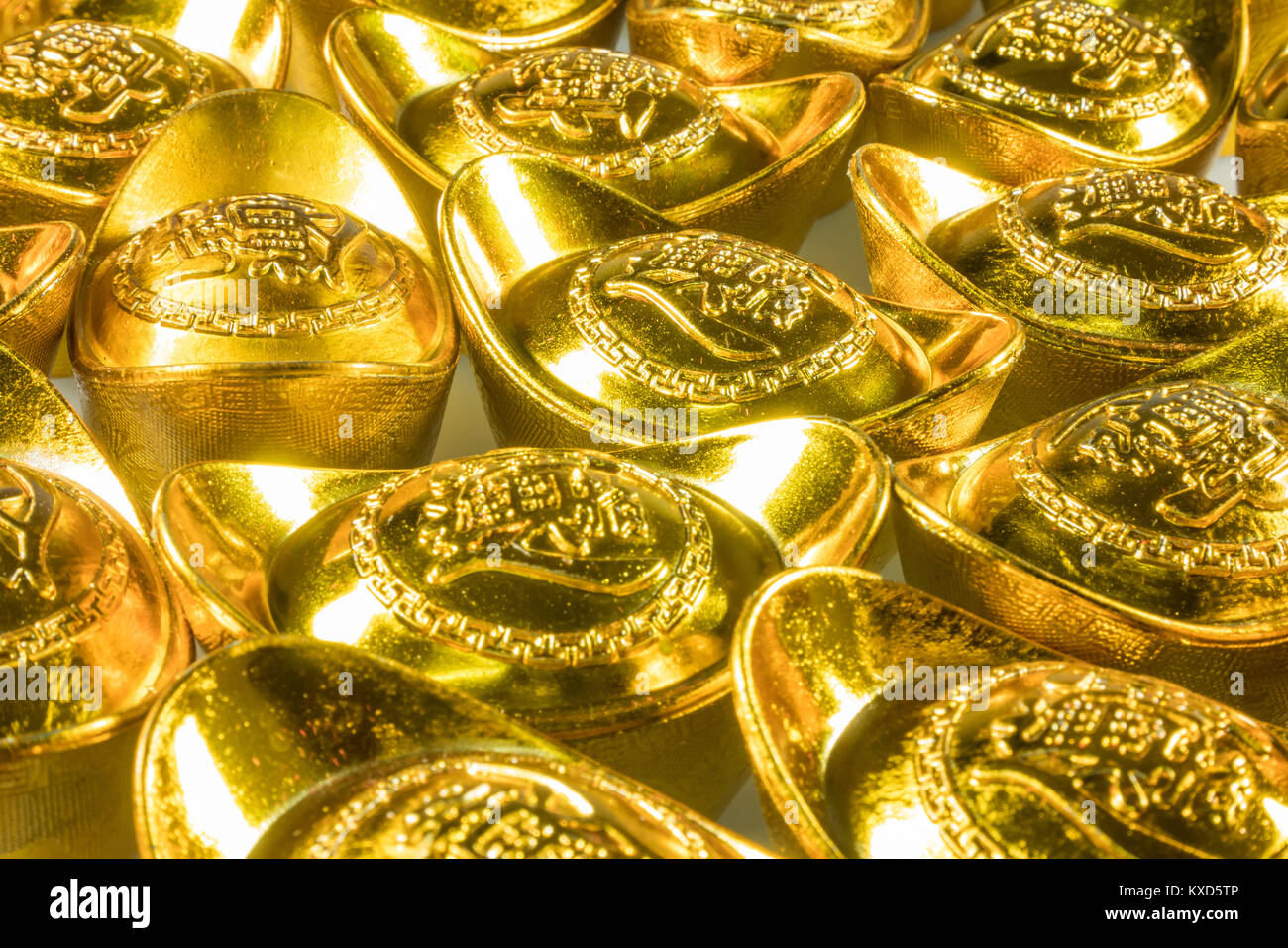 Chinesischen gold Ingots (ausländische Text bedeutet bringen in Reichtum und Schatz) auf weißem Hintergrund. Stockfoto