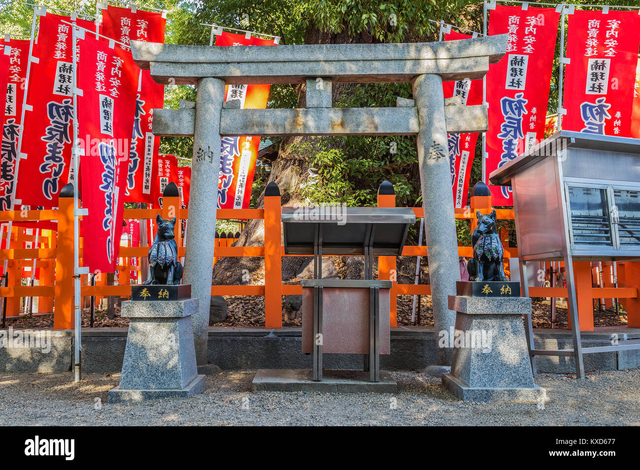 Kleiner Fuchs (Inari) Shrinr an sumiyoshi Grand Schrein (sumiyoshi-taisha) in Osaka, Osaka, Japan - 24. Oktober: sumiyoshi Grand Schrein in Osaka, Japan, auf der O Stockfoto