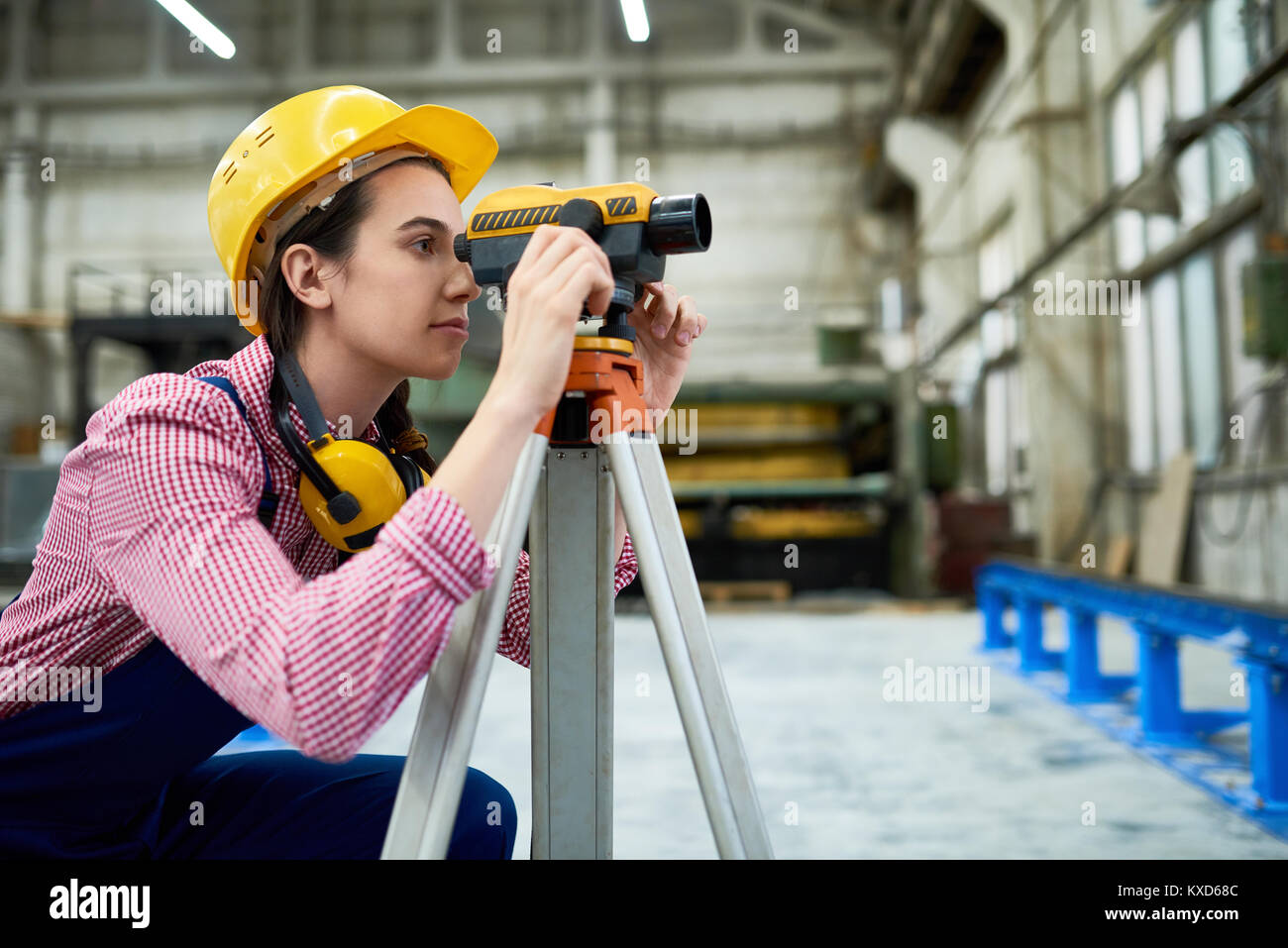 Weibliche Geodäten Arbeiten vor Ort Stockfoto