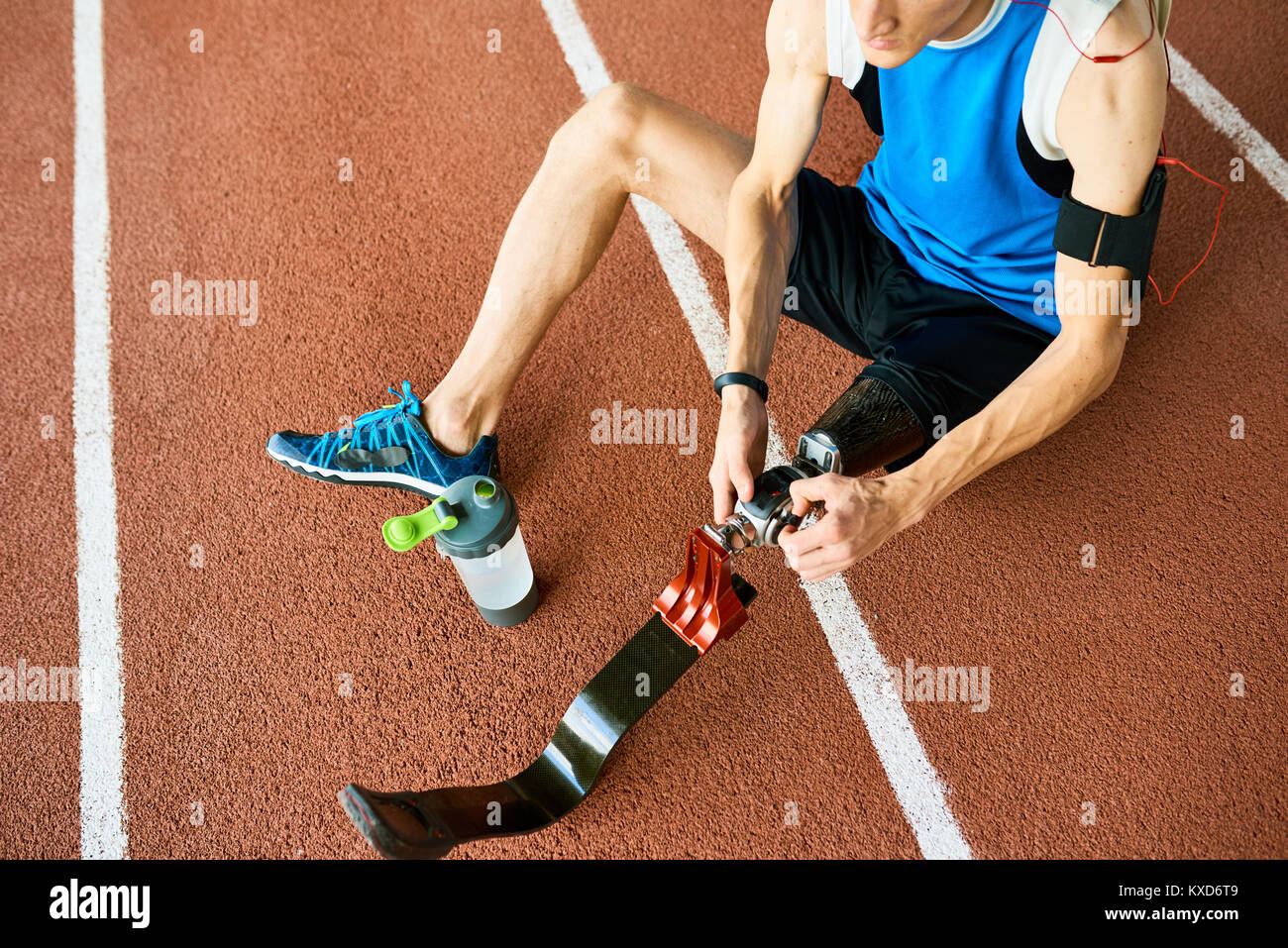 Unrecognizble behinderte Sportler zur Festsetzung der Prothese Stockfoto