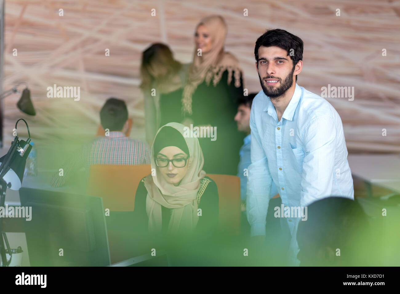 Junge Geschäftsleute im Büro arbeiten am neuen Projekt. startup, Konzept, Team Stockfoto