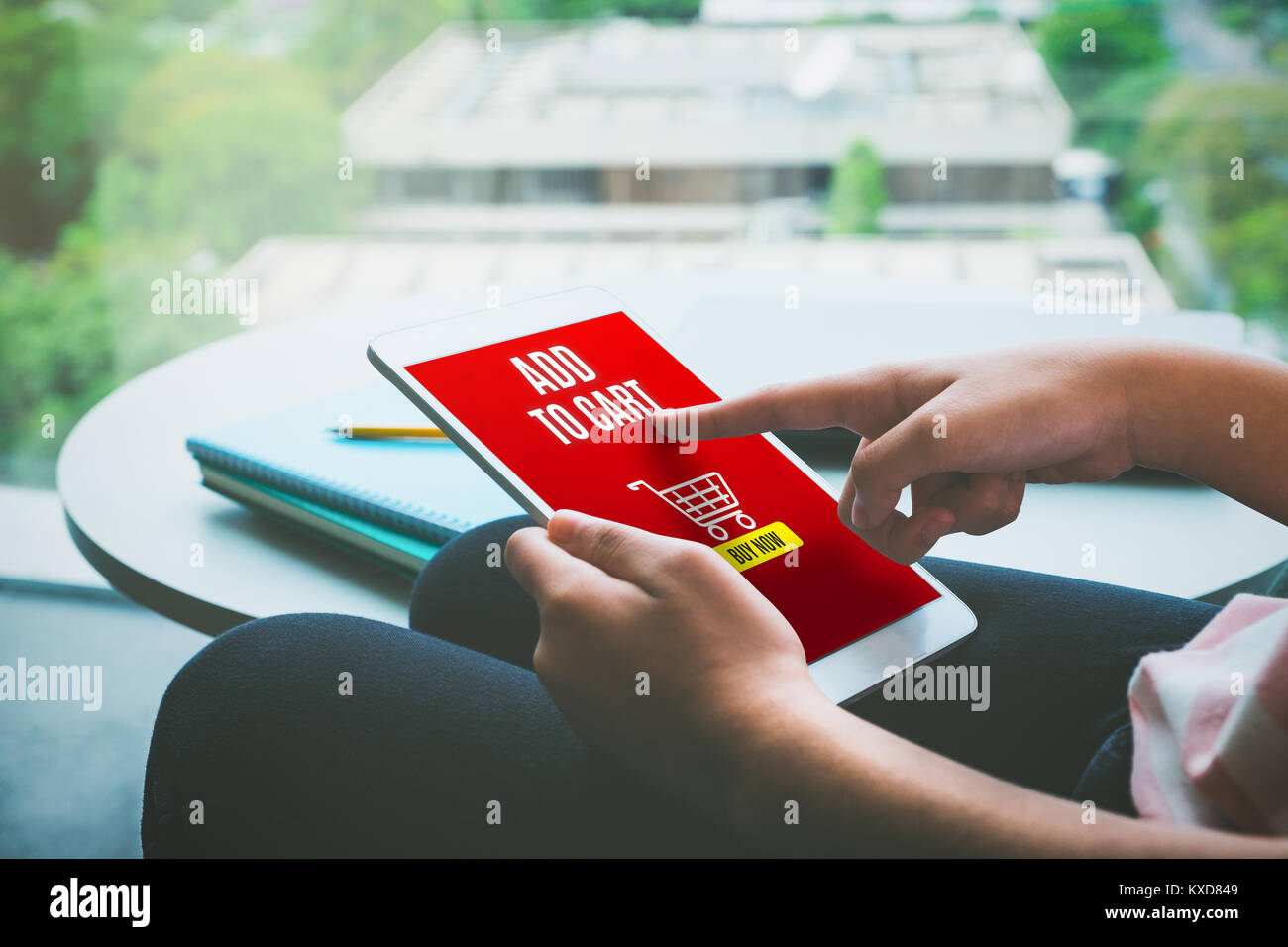 Nahaufnahme der Hand von Frau sitzt und online Einkaufen in den Warenkorb Funktion auf Tablet-PC zu Hause, Digital Marketing Konzept Stockfoto