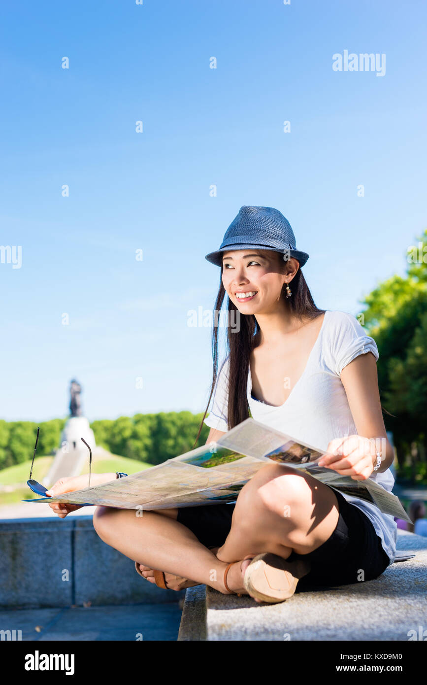 Asiatische Frau touristische Holding eine Karte im Freien Stockfoto