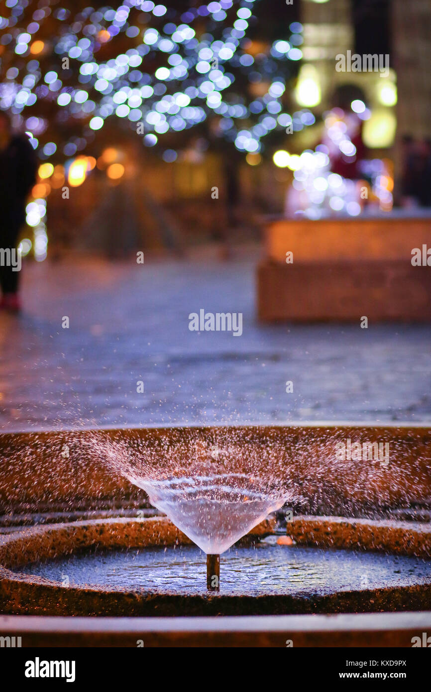 Kleiner Brunnen für Tauben und Weihnachten Dekoration Beleuchtung in der Innenstadt von Timisoara, Rumänien Stockfoto