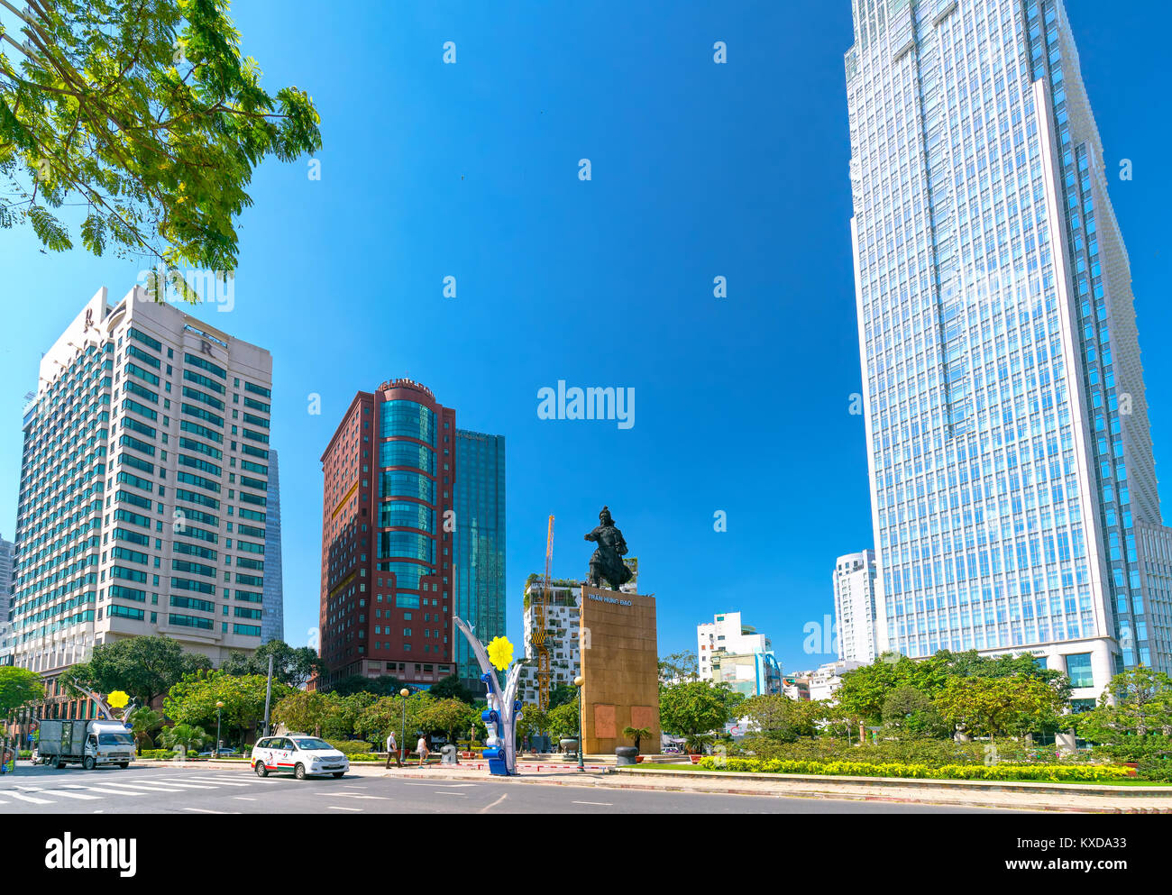 Neue und moderne Gebäude in administrative Zentrum Kreisverkehr zeigen dynamische Entwicklung der vietnamesischen Kultur und Technologie Stockfoto