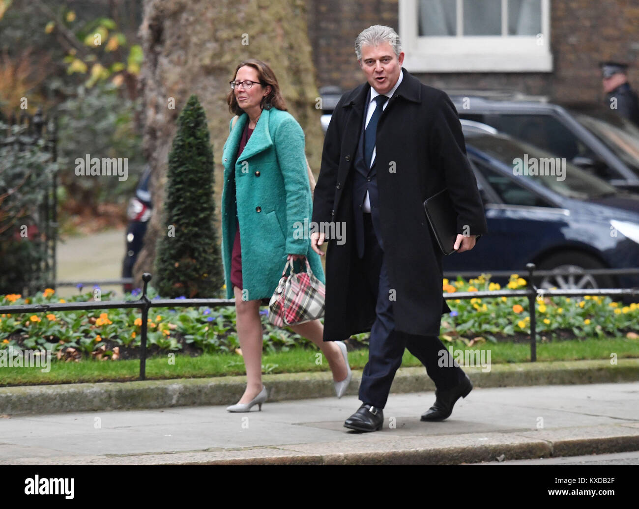 Führer der Herren Baroness Evans und Minister ohne Portfolio Brandon Lewis Ankunft in Downing Street, London, als der Premierminister Stühle ihrer ersten Kabinettssitzung nach der gestrigen Kabinettsumbildung. Stockfoto