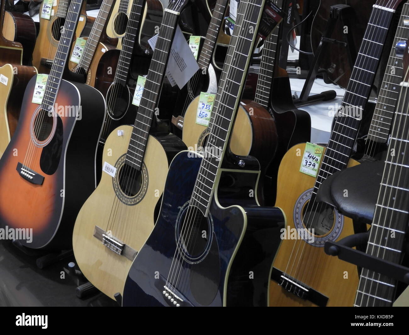 Bunte Gitarren für Verkauf in eine Gitarre und Musikinstrumente shop Stockfoto