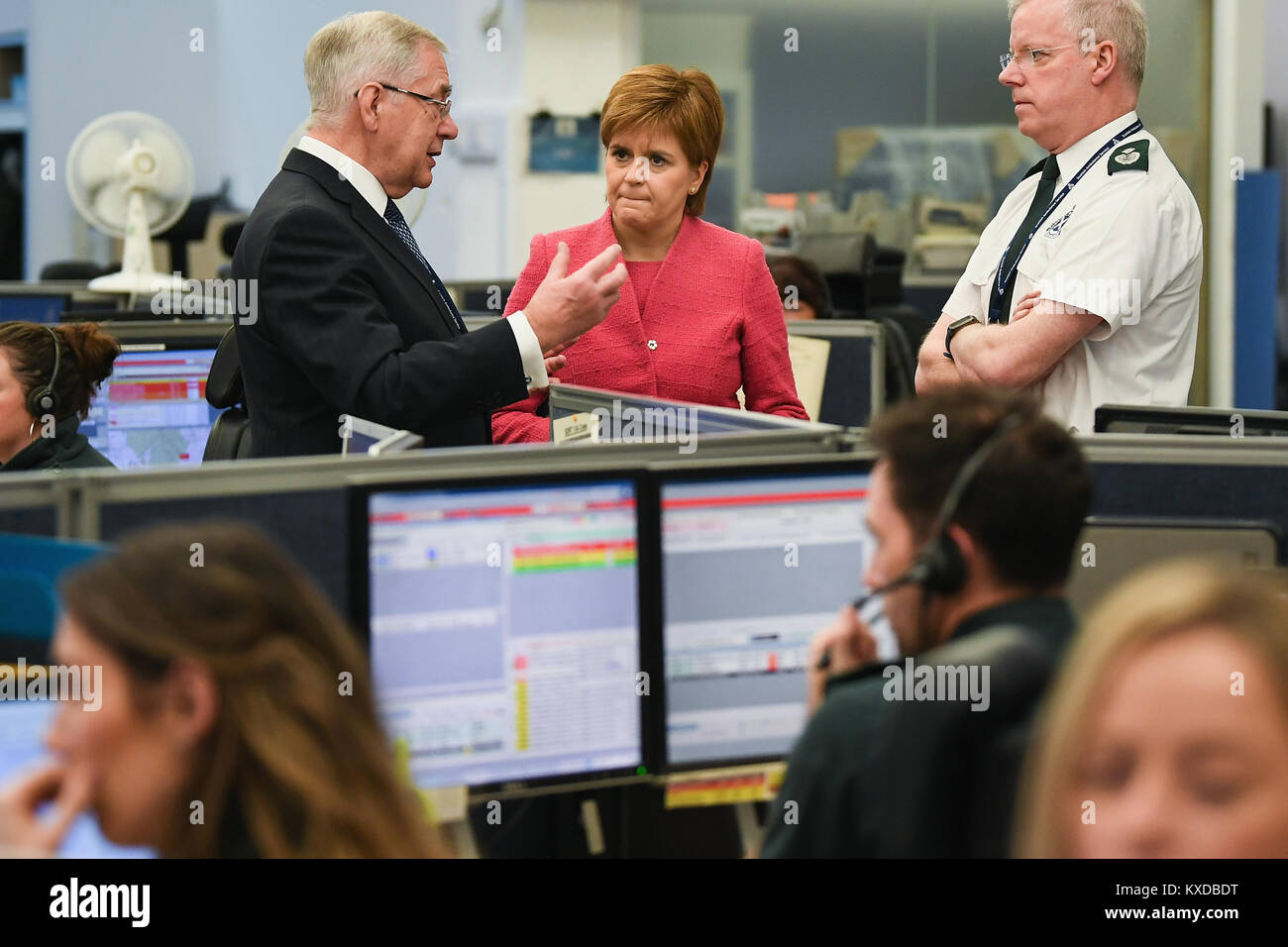 Schottische erster Minister Nicola Stör, erfüllt mit Scottish Ambulance Service Call Handler und NHS 24 Mitarbeiter an einen Krankenwagen Control Center in Glasgow. Stockfoto