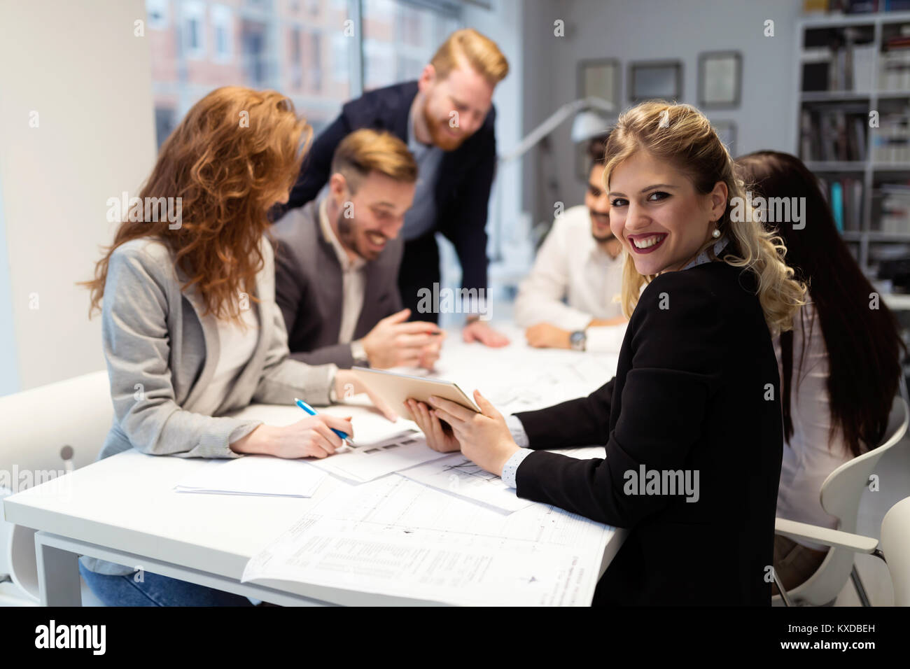 Porträt der jungen Architektin Frau auf Konferenz Stockfoto