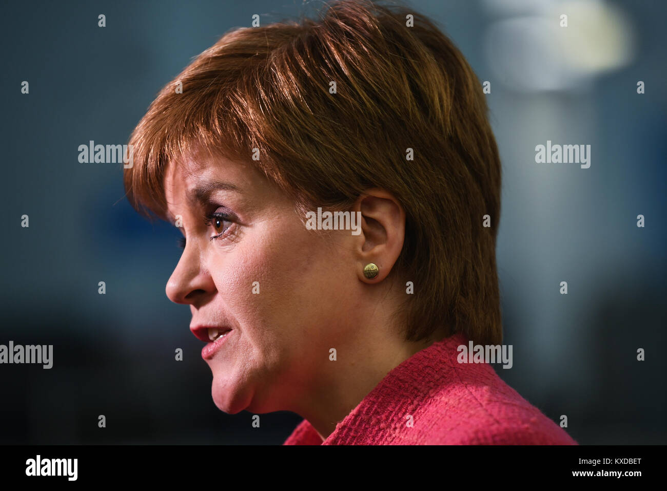 Schottische erster Minister Nicola Stör, erfüllt mit Scottish Ambulance Service Call Handler und NHS 24 Mitarbeiter an einen Krankenwagen Control Center in Glasgow. Stockfoto