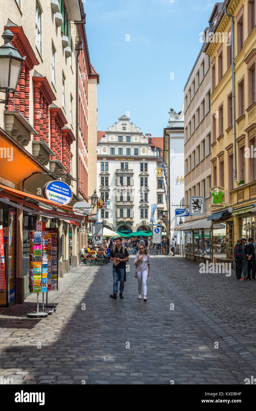 München, Deutschland - 29. Mai 2016: Downtown street view mit Café, Restaurant in München, Bayern, Deutschland. Stockfoto