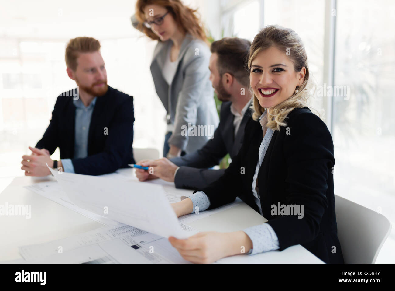 Porträt der jungen Architektin Frau auf Konferenz Stockfoto