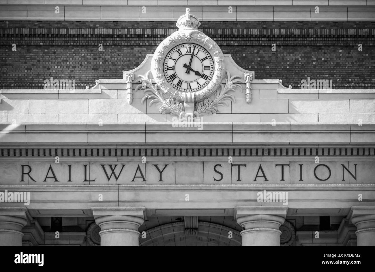 Wellington, Neuseeland - 28 September 2015: Schließen Sie herauf Bild von einem großen runden Bahnhofsuhr auf der Vorderseite des Wellington Bahnhof in montiert Stockfoto