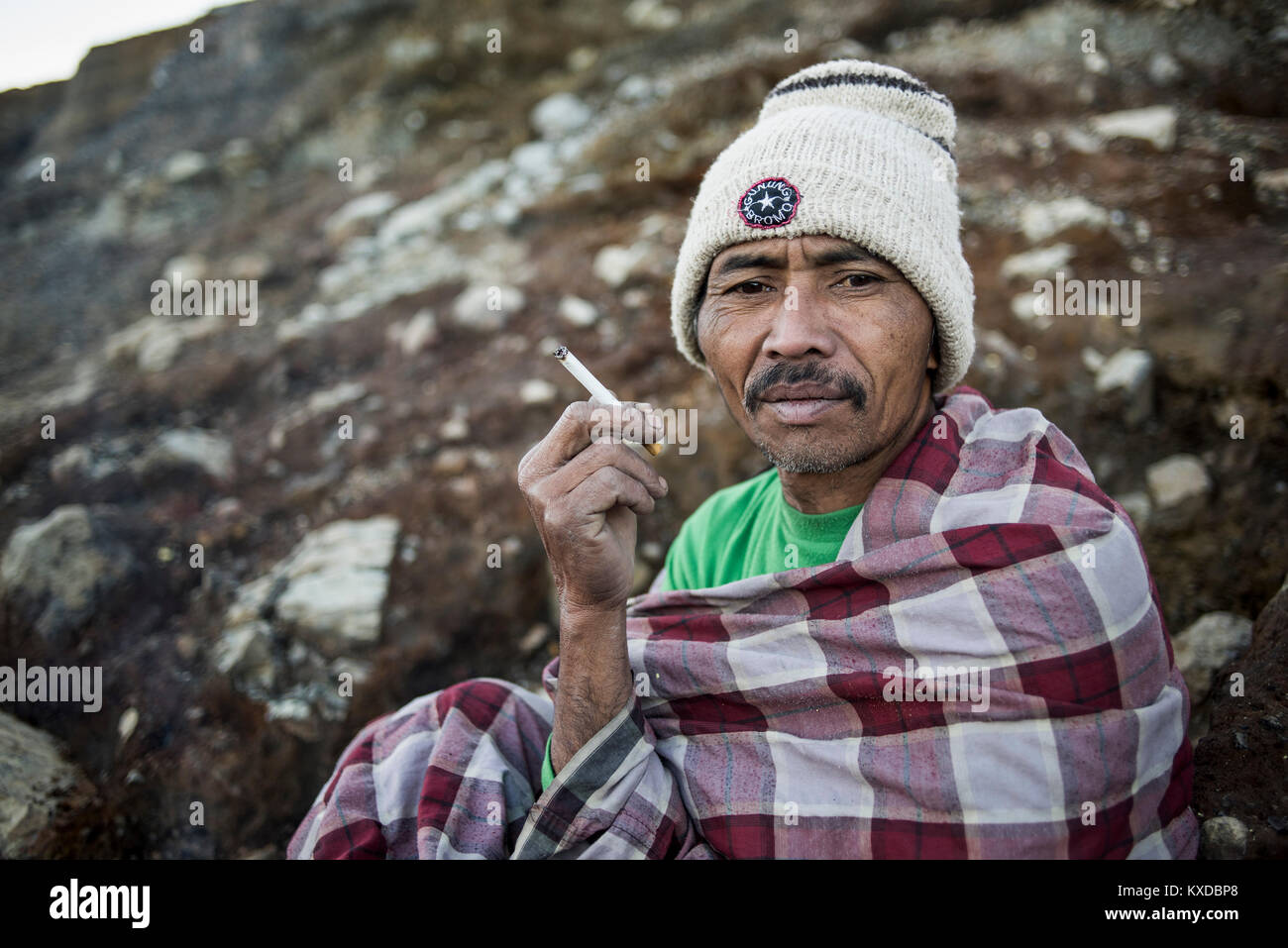 Portrait von Schwefel Miner rauchen Zigarette an Kawah Ijen Vulkan auf Java, Indonesien Stockfoto
