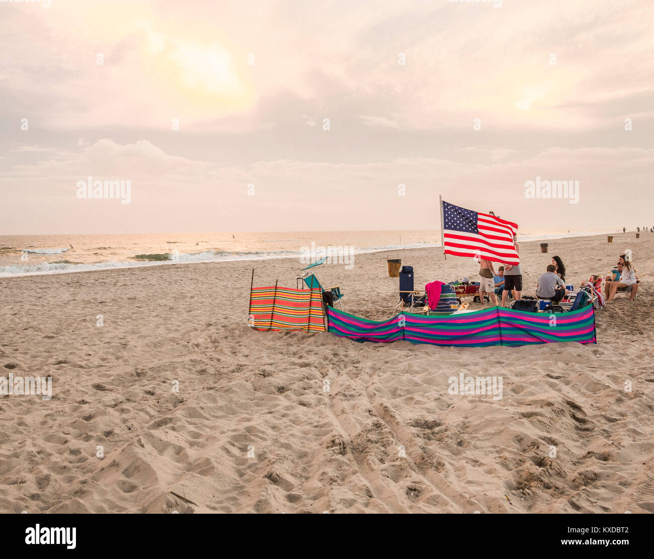 Die Leute am Strand in Belle Harbor, Rockaways, New York, USA sitzen Stockfoto