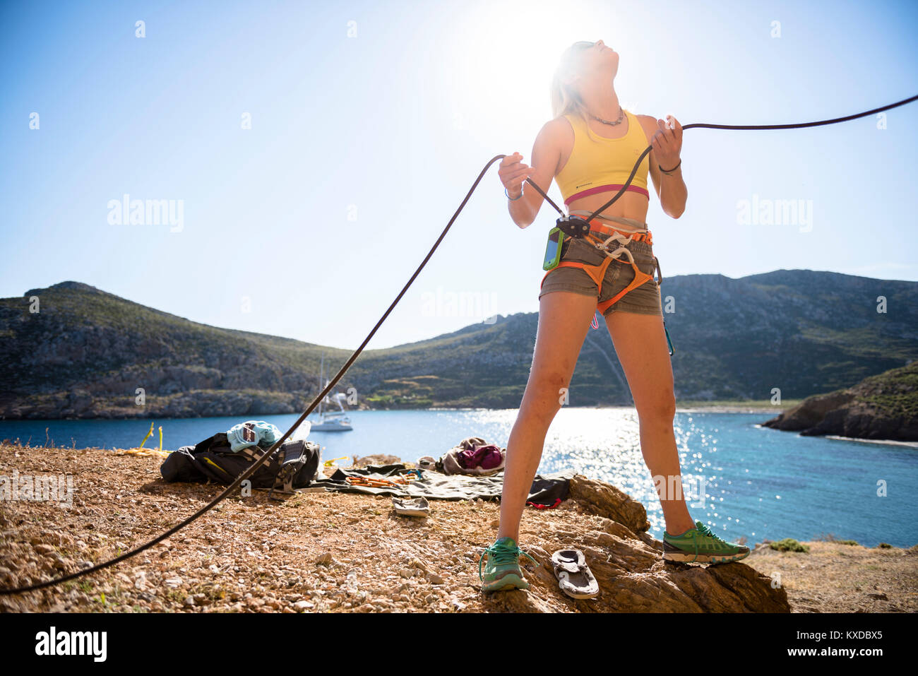 Weibliche Kletterer ständigen tragen Kletterausrüstung, Kalymnos, Griechenland Stockfoto