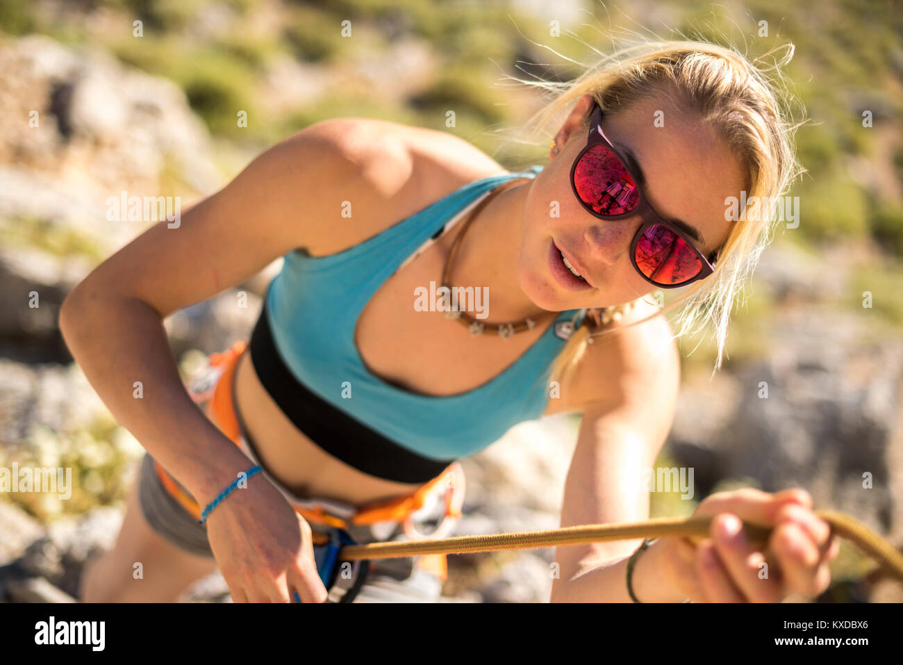 Portrait von weiblichen Kletterer holding Kletterseil, Kalymnos, Griechenland Stockfoto