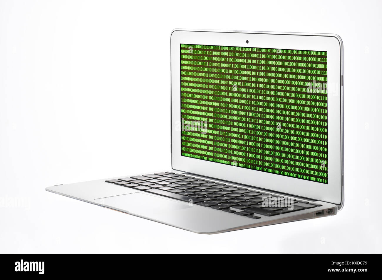 Symbol Bild Cyberkriminalität, Laptop mit binären Code Stockfoto