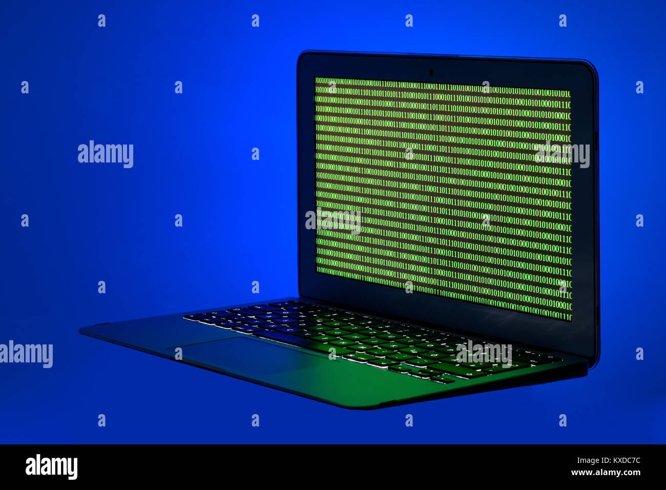 Symbol Bild Cyberkriminalität, Laptop mit binären Code Stockfoto