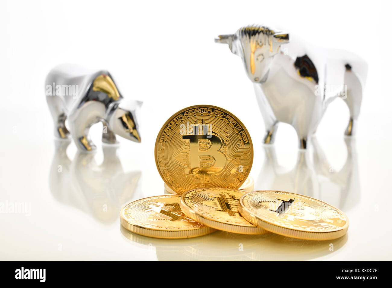 Digitale Währung, Bitcoin Münzen mit Bulle und Bär Stockfoto