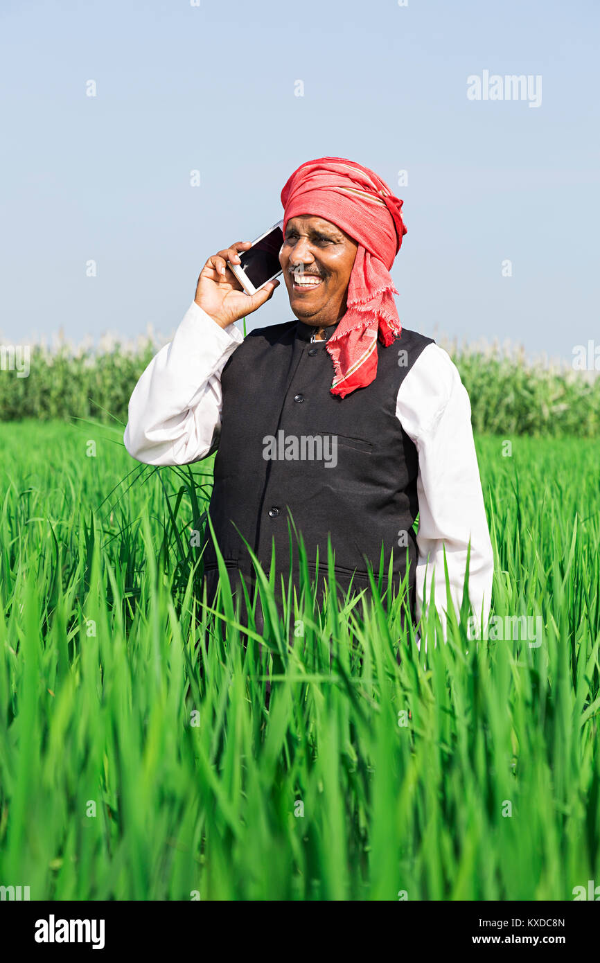 1 Indischen ländlichen Bauern Mann Handy Farm lächelnd Stockfoto