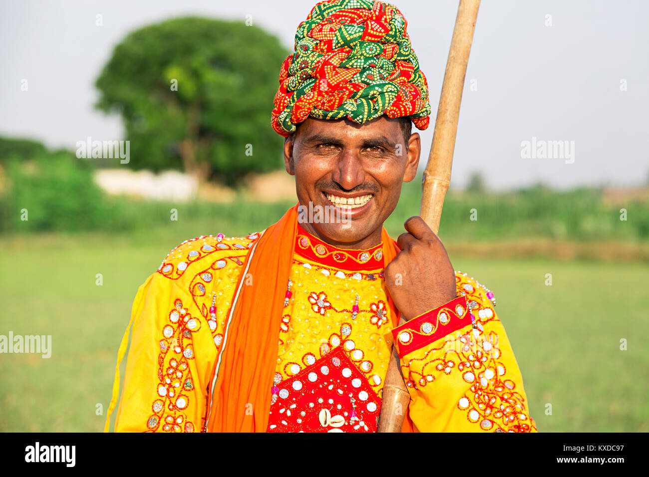 1 Indischen ländlichen Gujrati Dorfbewohner Mann Holding Bambus Feld Stockfoto