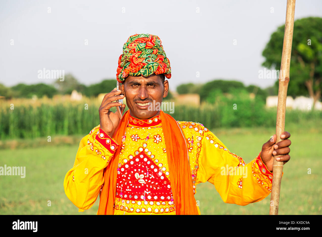 Happy 1 Indischen ländlichen Gujrati Landwirt Mann Handy Stockfoto