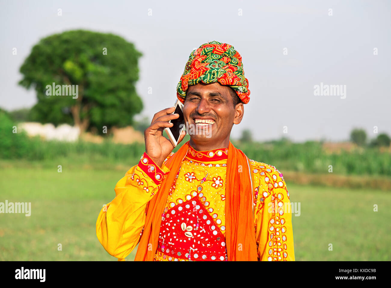 1 Indischen ländlichen Gujrati Landwirt Mann lächelnd Reden Handy Stockfoto