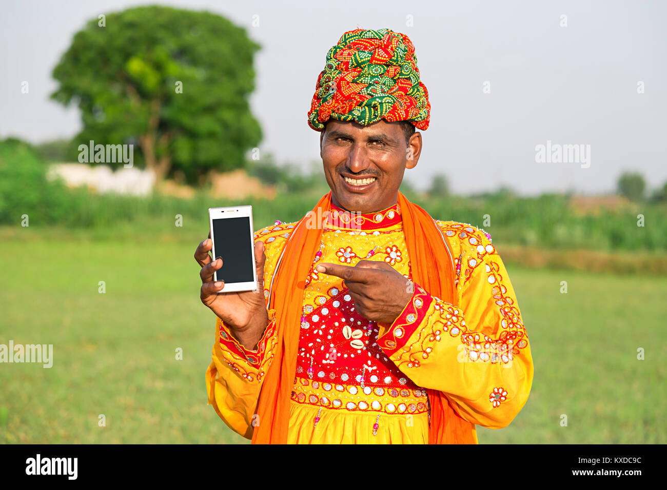 1 Indischen ländlichen Gujrati Dorfbewohner Mann mit Handy zeigend Stockfoto
