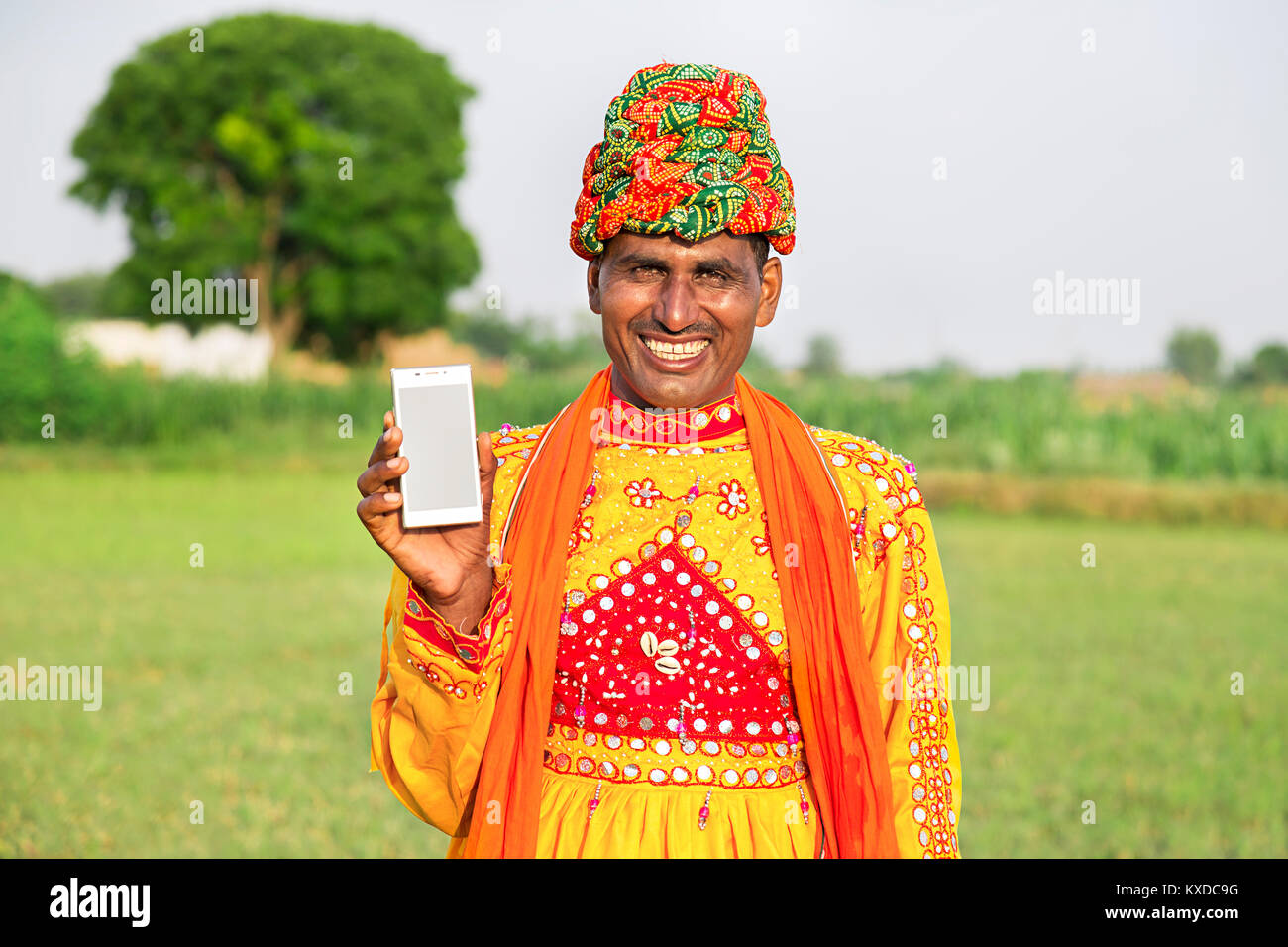 1 Indischen ländlichen Gujrati Dorfbewohner Mann Farm angezeigt Smartphone Stockfoto