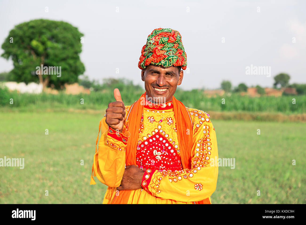 1 Indischen ländlichen Gujrati Landwirt Mann Bauernhof Übersicht Thumbsup Stockfoto