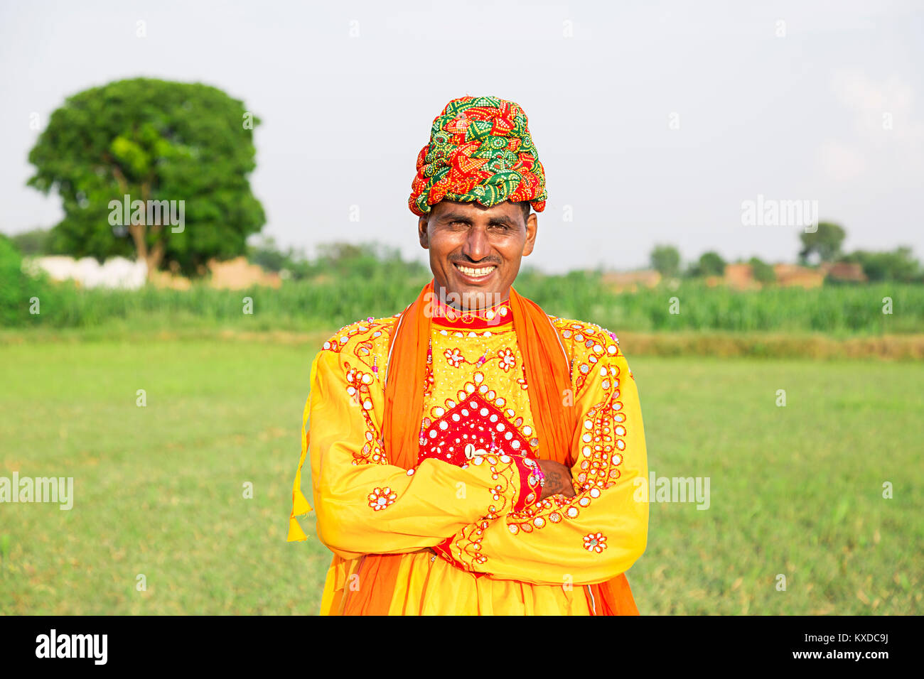 1 Indischen ländlichen Gujrati Dorfbewohner Mann mit verschränkten Armen stehende Feld Stockfoto