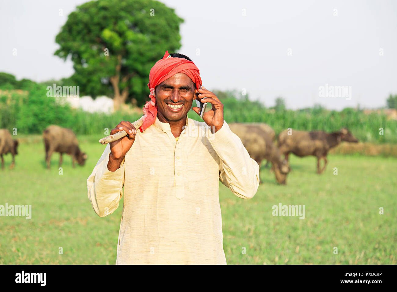 1 Indischen ländlichen Bauern Mann Feld Reden Handy Stockfoto