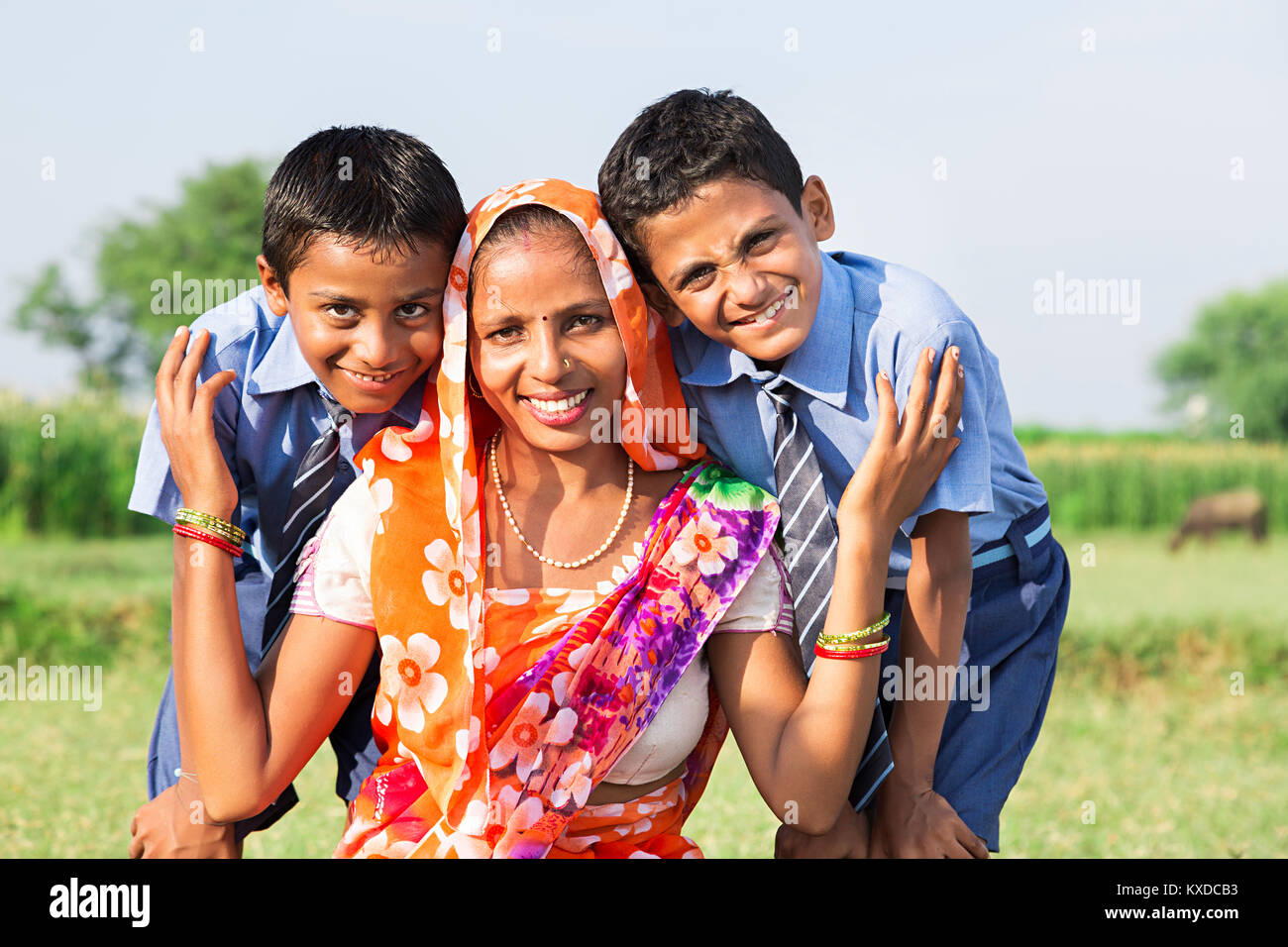 Indischen ländlichen Dorfbewohner Mutter und Kinder, Schüler, zusammen lächeln Farm Stockfoto