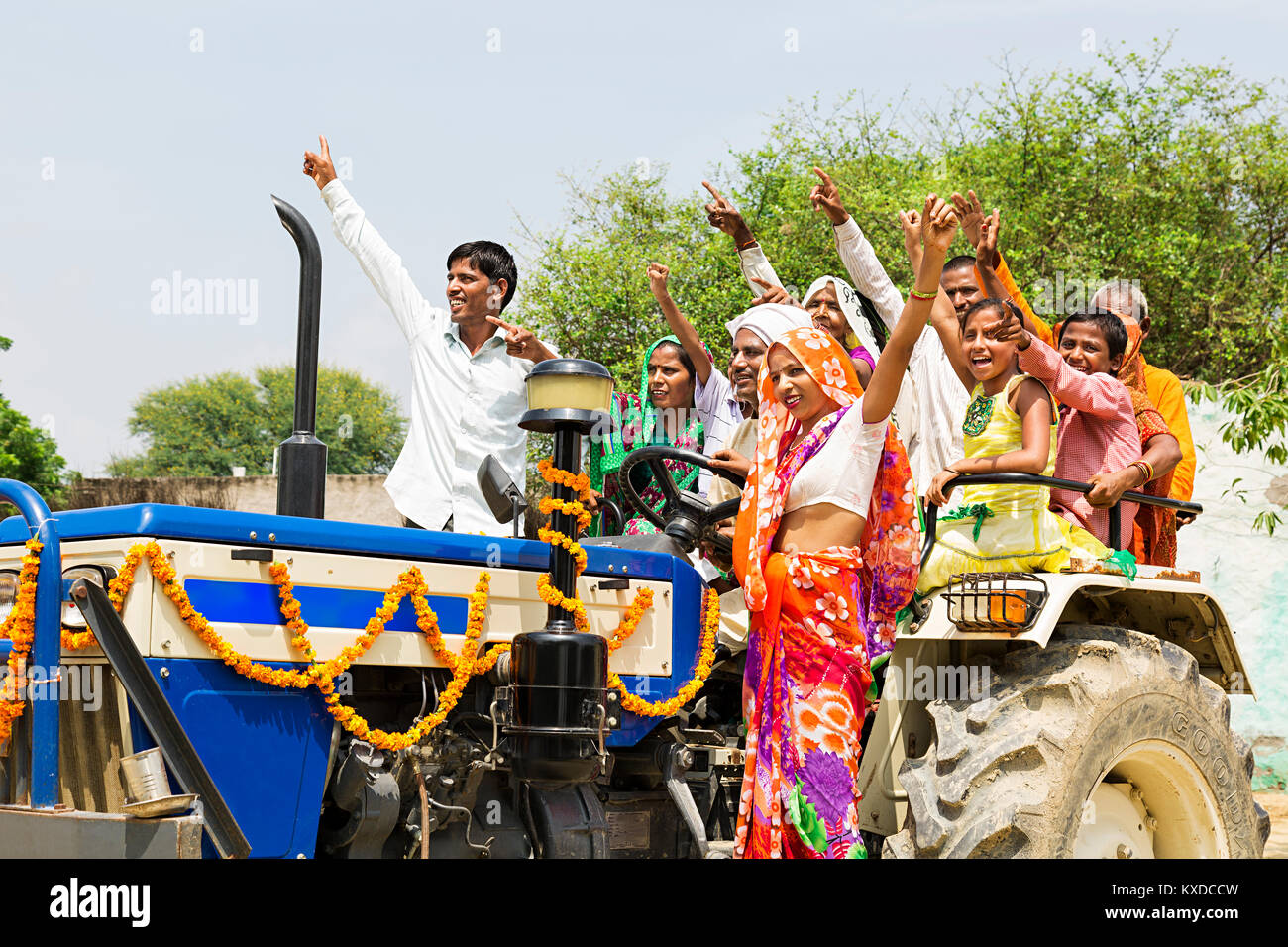Indische Gruppen ländlichen Bauern Familie RideTractor Heiter ländliche Dorf Stockfoto