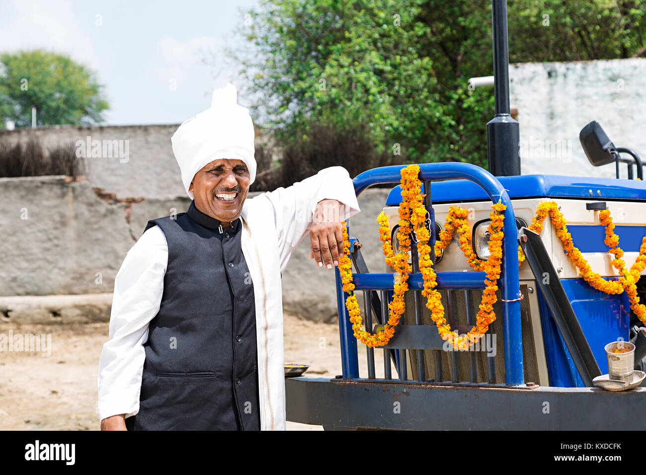 1 Indischen ländlichen Bauern Dorfbewohner Mann, der Neue Traktor Dorf Stockfoto