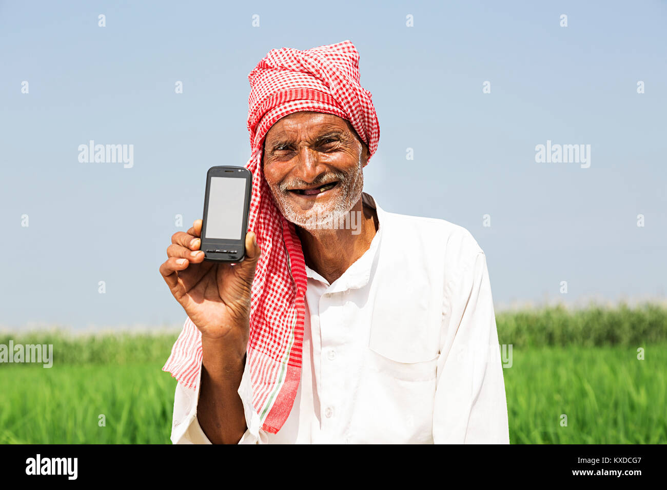Happy 1 indischen Bauern alter Mann mit Handy Farm Stockfoto