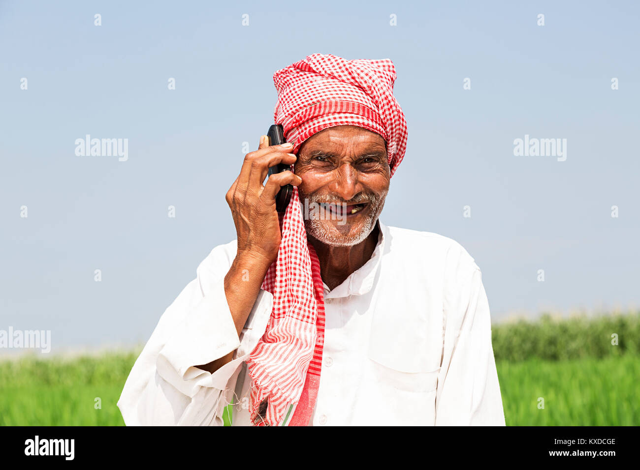 1 Indischen ländlichen Bauern alten Mann Handy Feld Stockfoto