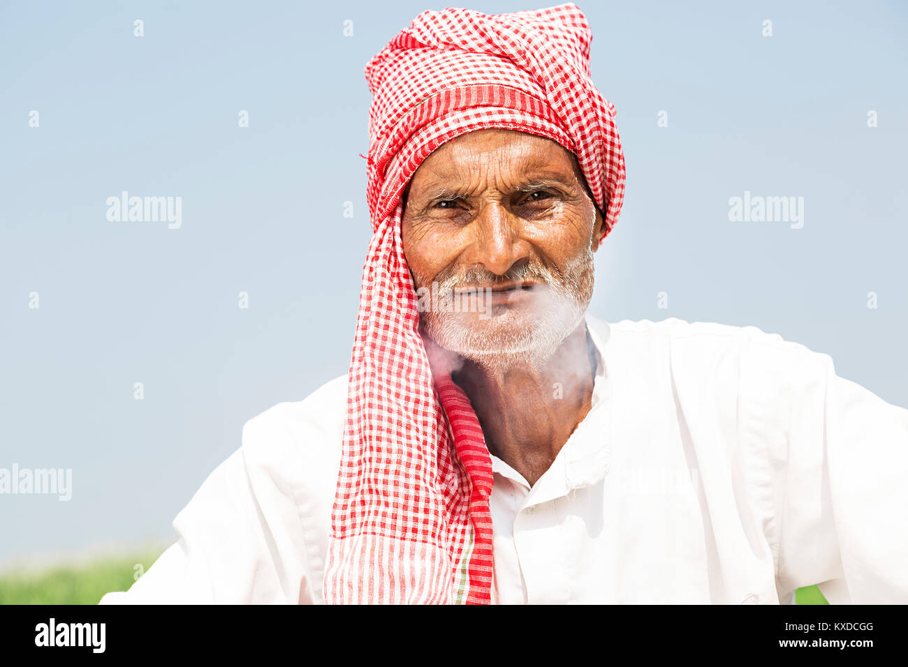 1 Indischen ländlichen Dorfbewohner ländlichen Mann Rauchen rauchen Bidi Farm Stockfoto