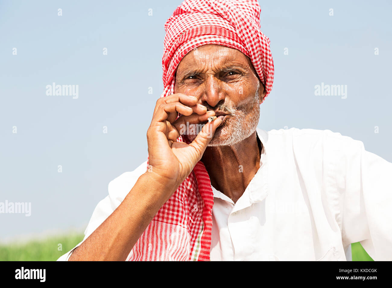 1 Indischen ländlichen Bauern älterer Mann Bauernhof Rauchen Bidi Stockfoto