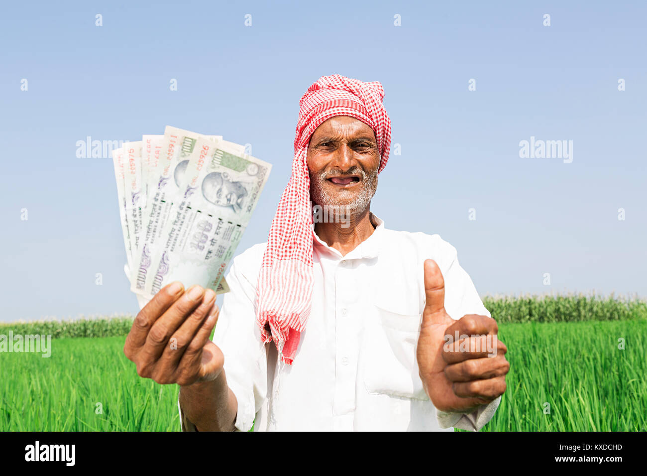 1 Indischen ländlichen Bauern ältere Menschen zeigen Thumbsup mit Geld Stockfoto