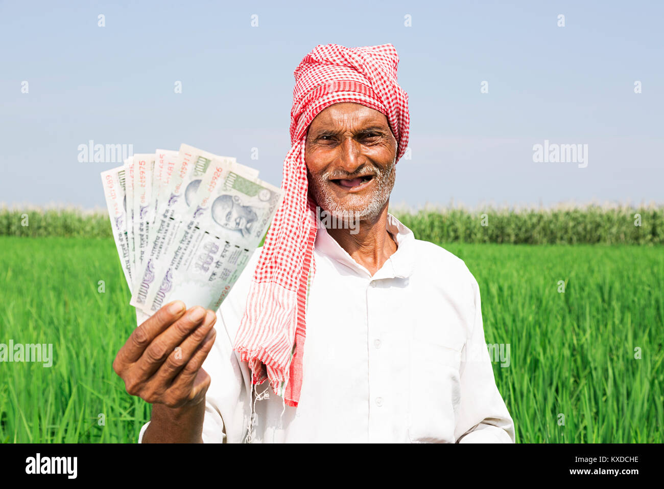 1 Indischen ländlichen Bauern alter Mann mit Geld Rupien Farm Stockfoto