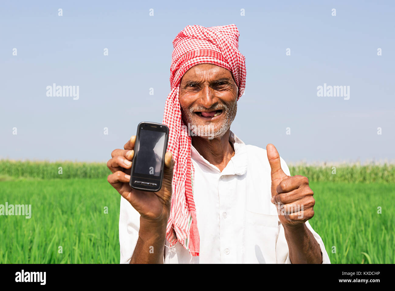 1 indischen Bauern älterer Mann zeigt Smart Phone Thumbsup Farm Stockfoto