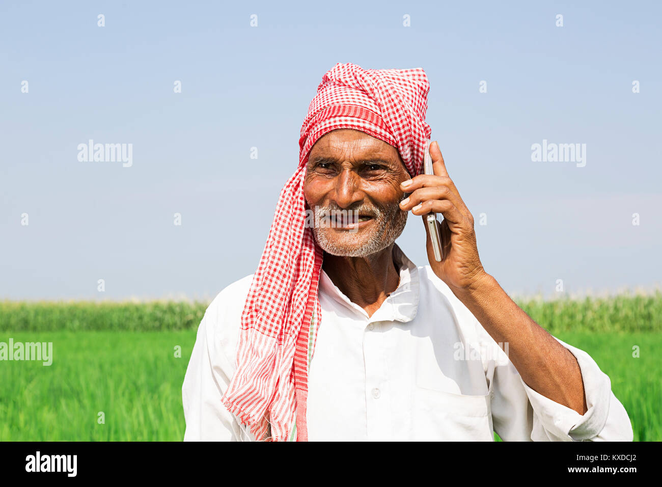 1 Indischen ländlichen Bauern alten Mann Telefon Bauernhof Dorf Stockfoto
