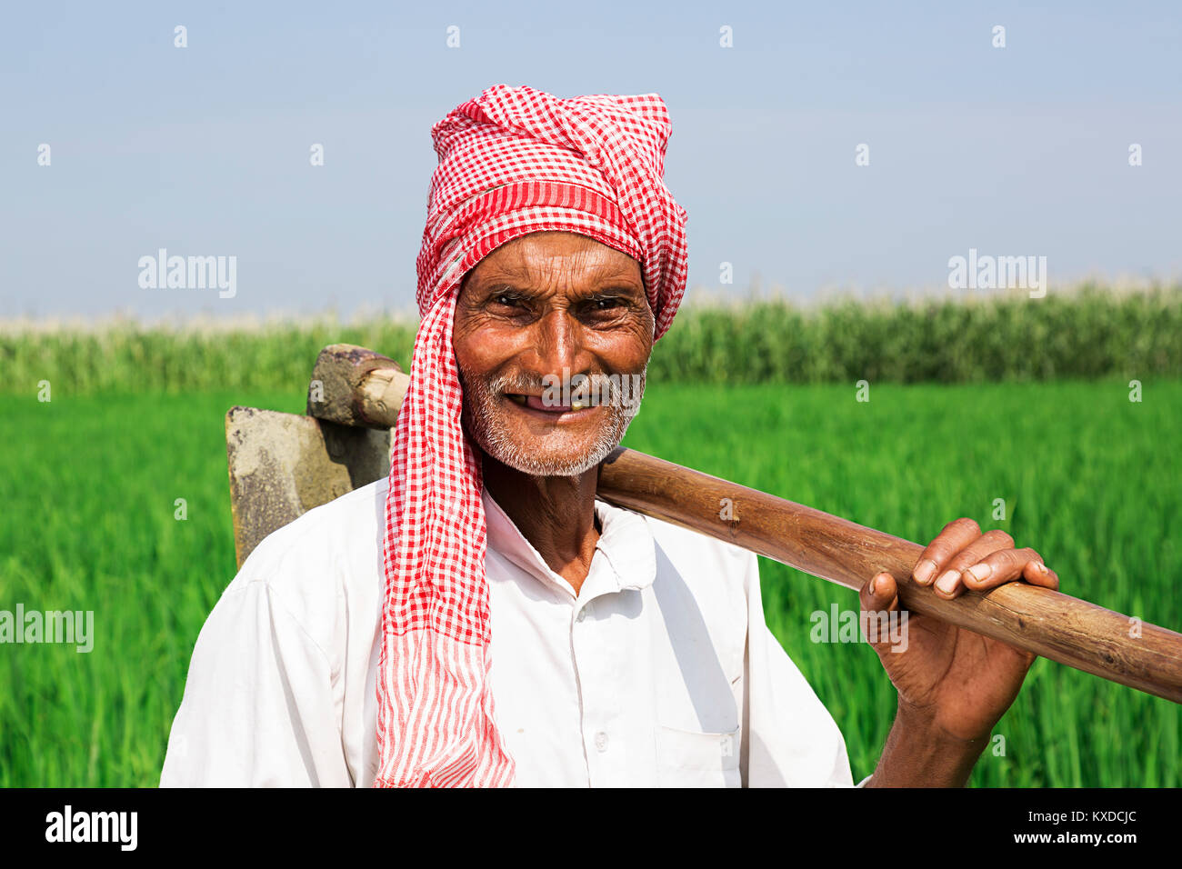 1 Indischen ländlichen Bauern alten Mann mit Schaufel Bauernhof Stockfoto