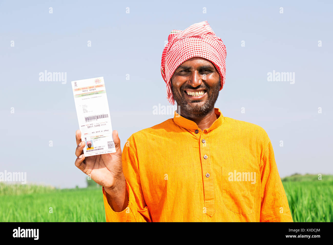 Indischen ländlichen Dorfbewohner Mann anzeigen Aadhaar Karte Regierung Identität Farm Stockfoto