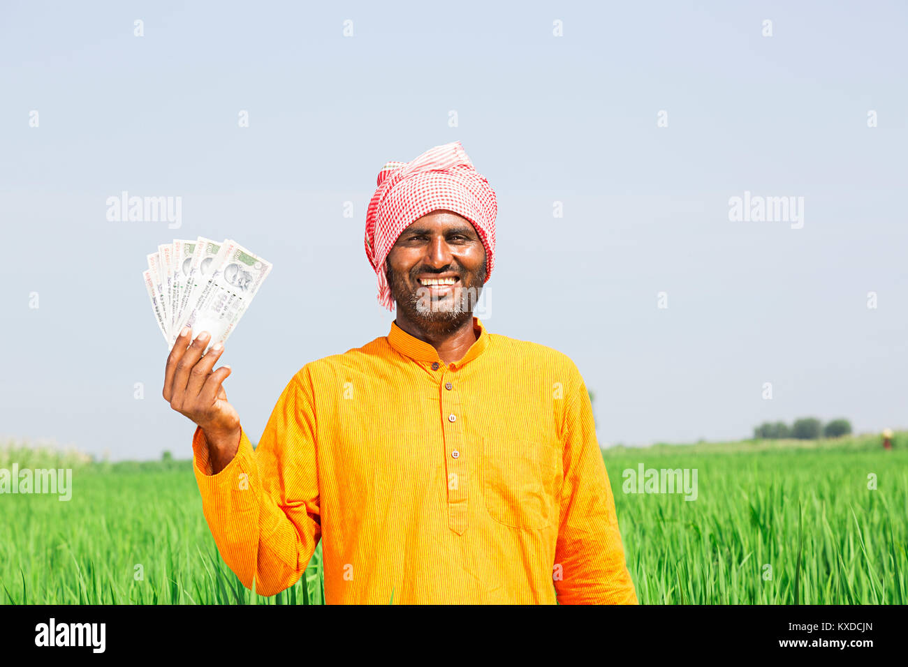 1 Indischen ländlichen Bauern Mann mit indischen Banknoten Farm Stockfoto