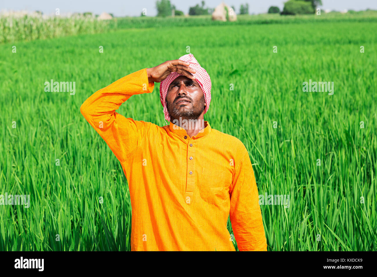 1 Indischen ländlichen Bauern Mann Abschirmung Auge Himmel Regen, Stockfoto