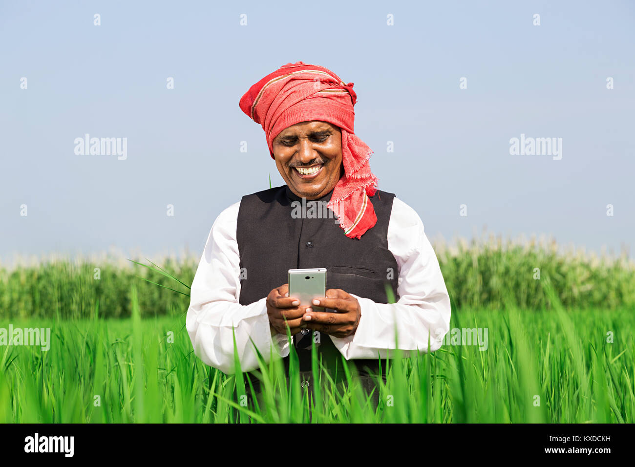1 Indischen ländlichen Bauern Mann Farm Dilaing Telefon lächeln Stockfoto